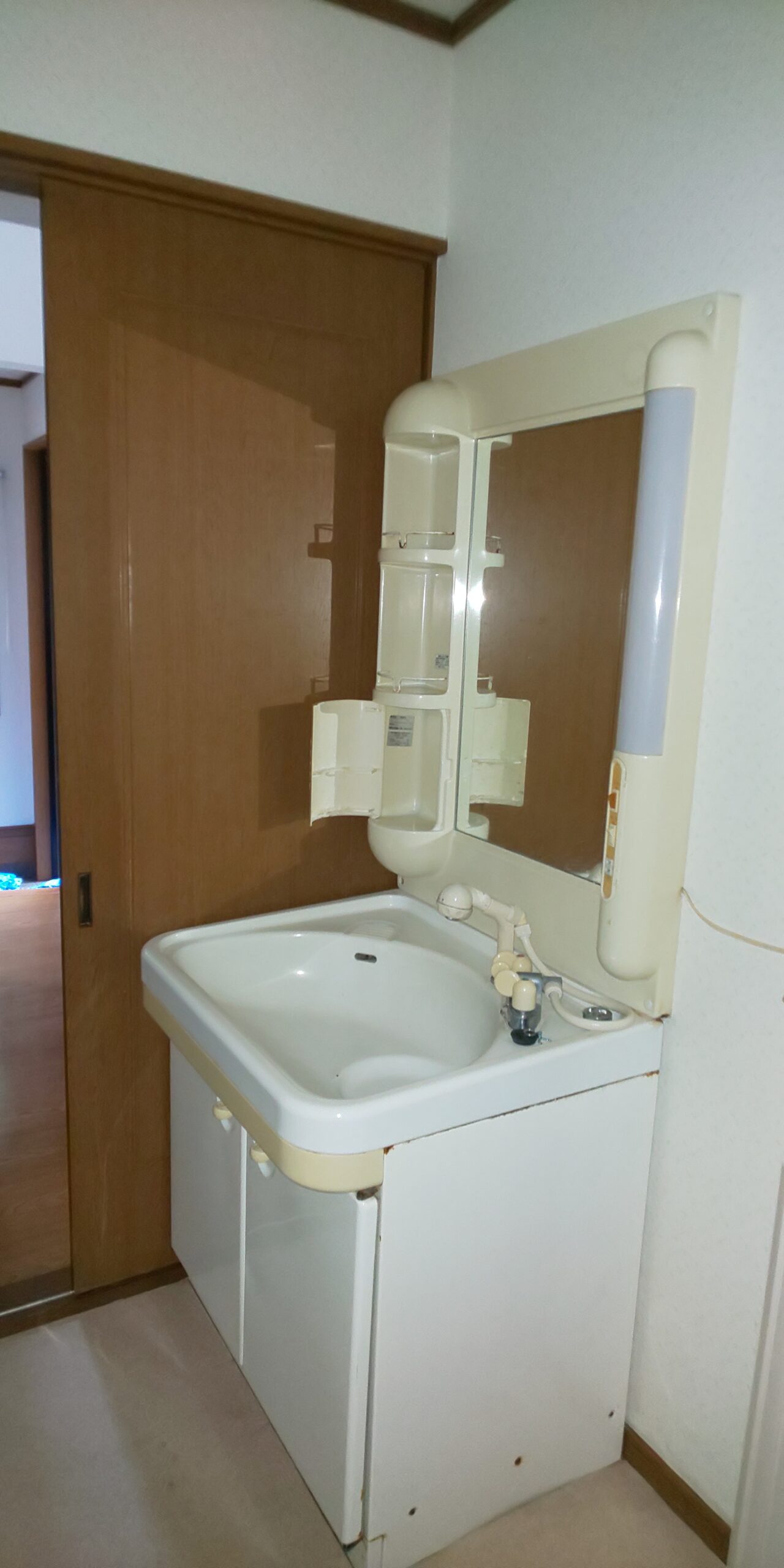 収納力のある三面鏡洗面化粧台リフォーム