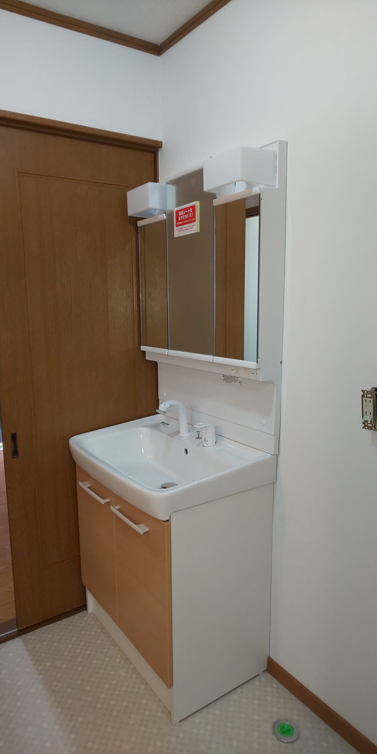 収納力のある三面鏡洗面化粧台リフォーム