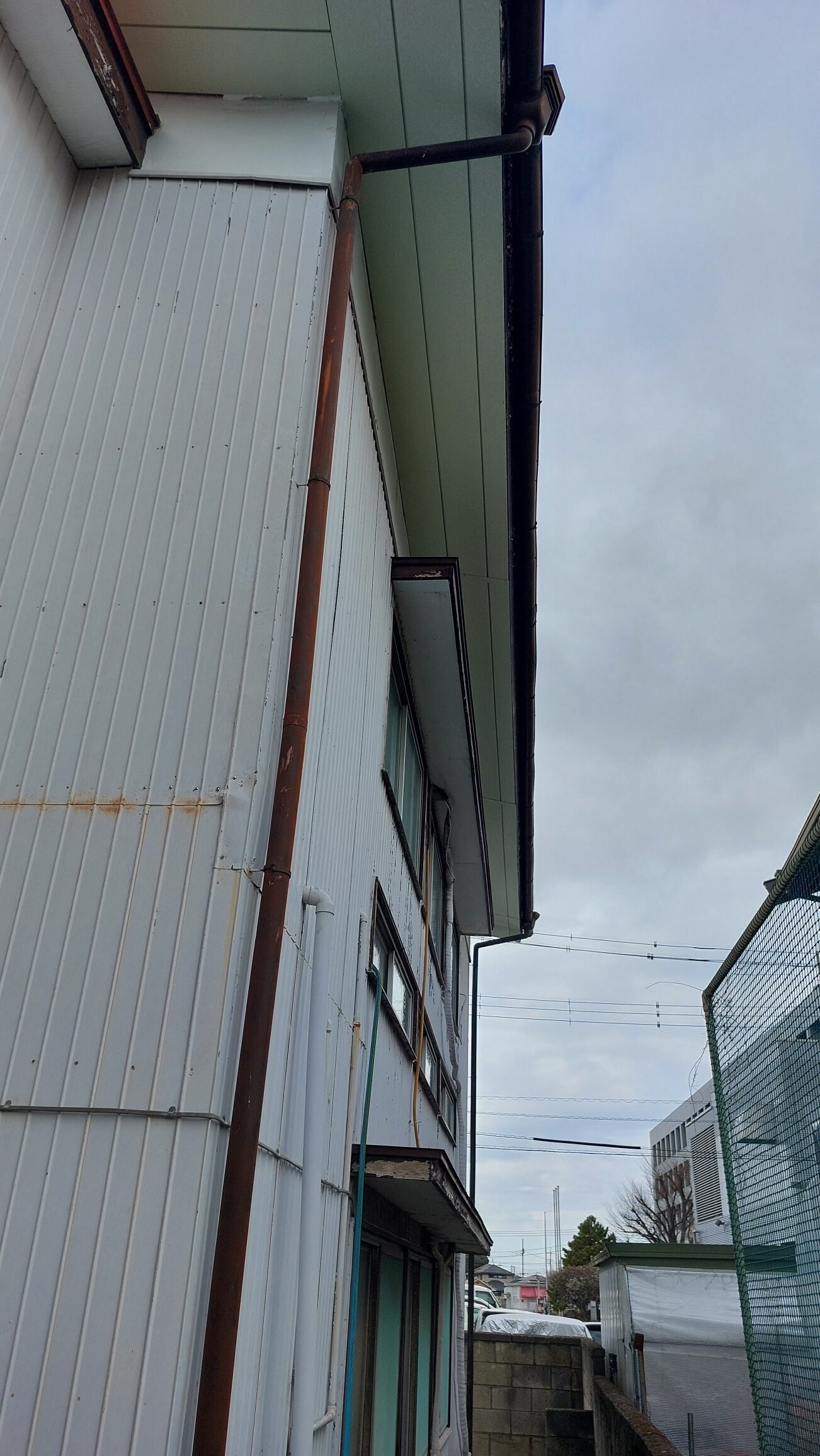 屋根の軒裏の天井はがれ、改修工事をしました。